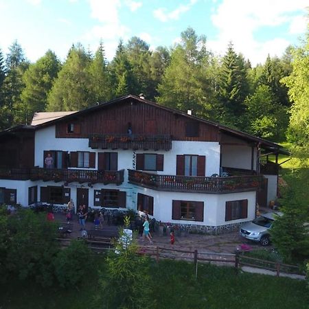 Albergo Scoiattolo Tret Esterno foto