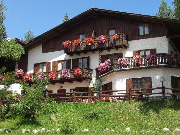 Albergo Scoiattolo Tret Esterno foto