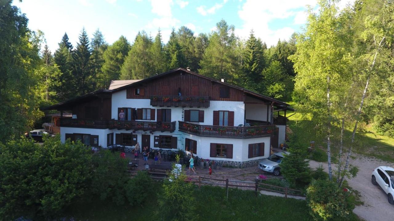 Albergo Scoiattolo Tret Esterno foto